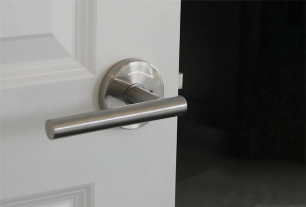 Как врезать ручку в межкомнатную дверь